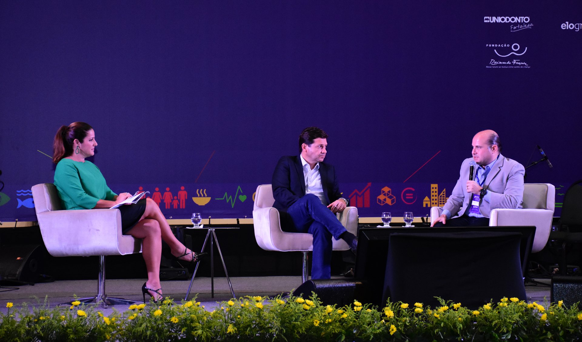 Prefeito Roberto Cláudio, prefeito do Recife, Geraldo Júlio, e jornalista Christiane Pelajo no palco do Centro de Eventos
